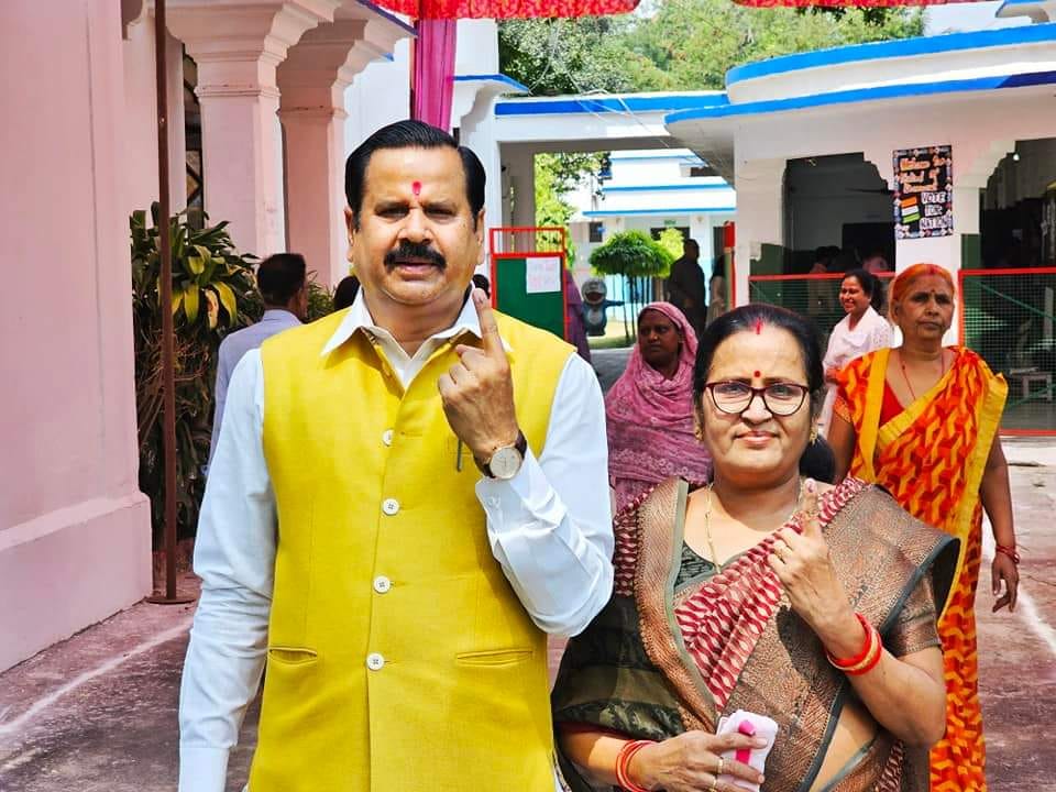 In the Yogi government, former minister and current MLA Mahendra Singh voted with his wife